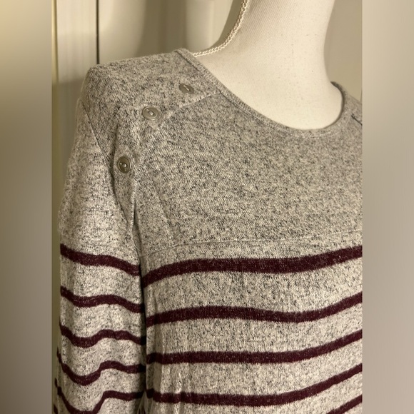 Market and Spruce Gloria Long Sleeve Hacci Button Detail Top - Picture 9 of 12